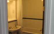 In-room Bathroom 7 Oak Farm Hotel