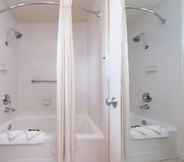 Toilet Kamar 2 Best Western Plus Black Oak