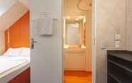 In-room Bathroom 2 easyHotel Budapest Oktogon