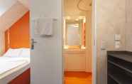 ห้องน้ำภายในห้อง 2 easyHotel Budapest Oktogon