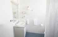 In-room Bathroom 6 Annerley Motor Inn