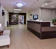 Lobby 6 Airport Inn