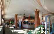 Lobby 2 Riviera Hotel