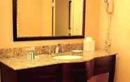 In-room Bathroom 5 Hampton Inn Philadelphia/Voorhees