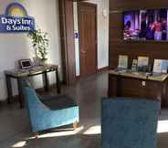 Lobi 2 Days Inn & Suites by Wyndham Houston North-Spring