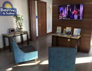 Lobi 2 Days Inn & Suites by Wyndham Houston North-Spring