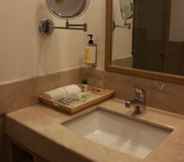 In-room Bathroom 5 Lemon Tree Hotel Shimona