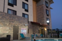 Swimming Pool TownePlace Suites by Marriott Lancaster