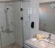 Toilet Kamar 6 Warwick Al Jubail Hotel