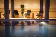 Swimming Pool Hotel Adlon