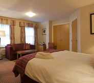 Bedroom 6 Thames Riviera Hotel
