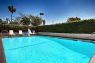 สระว่ายน้ำ SureStay Hotel by Best Western Camarillo
