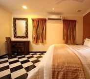 Kamar Tidur 3 Meenakshi's Sunshine Hotel