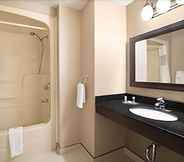 In-room Bathroom 7 Days Inn by Wyndham Stouffville