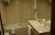 Phòng tắm bên trong 2 Balneario De Gravalos