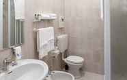 Toilet Kamar 7 Cuneo Hotel