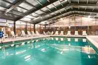 Swimming Pool SureStay Hotel By Best Western Fernley