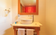 In-room Bathroom 7 Orka World Hotel & Aquapark