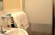 Toilet Kamar 3 White House View Guest House