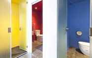 In-room Bathroom 4 Urbany Hostel BCN GO!
