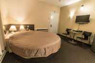 Bedroom Falcon Motel Brossard