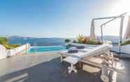 Kolam Renang 2 Santorini Secret Suites & Spa