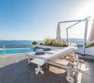 Kolam Renang 2 Santorini Secret Suites & Spa