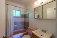 In-room Bathroom Castaway Motel