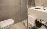 In-room Bathroom 5 Ramada by Wyndham The Hague Scheveningen