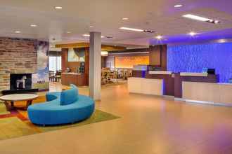 Lobi 4 Fairfield Inn & Suites Monaca