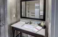 Toilet Kamar 2 Hampton Inn & Suites Ada