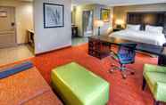 Kamar Tidur 3 Hampton Inn & Suites Ada