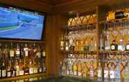 Bar, Cafe and Lounge 7 Woolley's Classic Suites Denver Airport