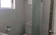 Toilet Kamar 5 Huskisson Beach Motel