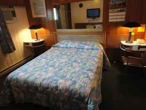 Bedroom 4 Airport Inn Motel & RV Park