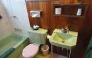 Toilet Kamar 4 Airport Inn Motel & RV Park