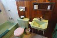 In-room Bathroom Airport Inn Motel & RV Park