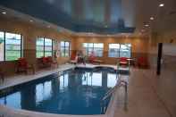 Kolam Renang Best Western Plus Finger Lakes Inn & Suites