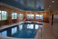 Kolam Renang Best Western Plus Finger Lakes Inn & Suites