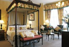 침실 4 The Bear Hotel