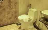 Toilet Kamar 5 Le Metrotel