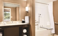 ห้องน้ำภายในห้อง 6 Homewood Suites Atlanta Airport North