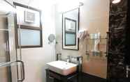 Phòng tắm bên trong 3 Emirates Park Resort