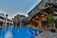 Swimming Pool Emirates Park Resort