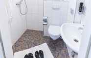 Toilet Kamar 6 Aparthotel Marion Weber