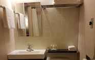 In-room Bathroom 7 Holiday Motel & RV Resort