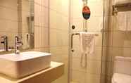 In-room Bathroom 4 GreenTree Inn Yulin Jincheng Commercial Building Shell Hotel