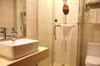 In-room Bathroom GreenTree Inn Yulin Jincheng Commercial Building Shell Hotel