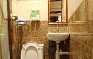 Toilet Kamar 4 Everest Inn Guest House