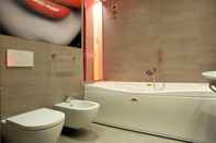 In-room Bathroom Hotel Camelia